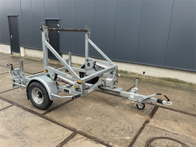 51591260-2.jpg