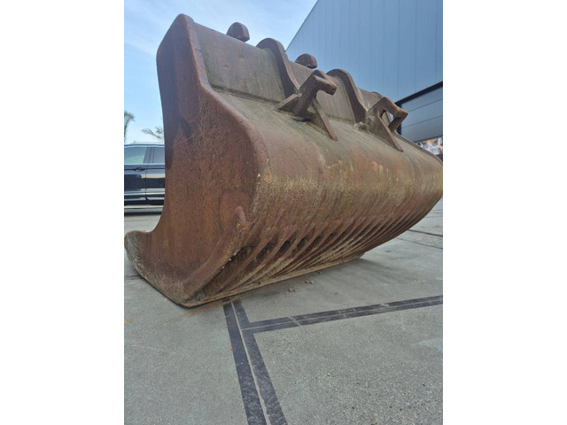 52251045-9.jpg