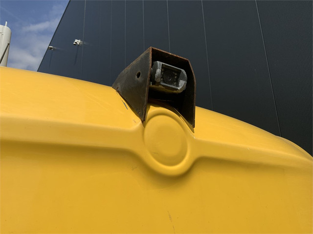 53933636-8.jpg
