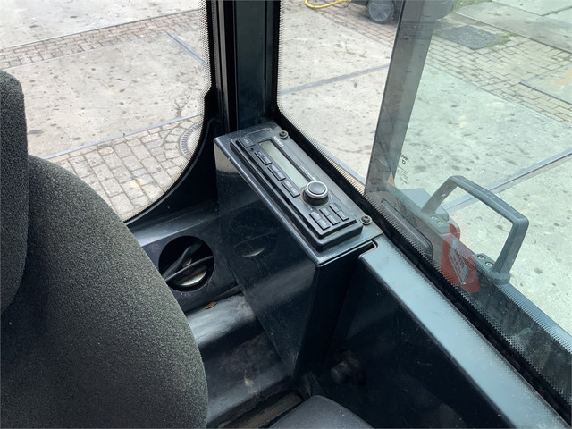 55354777-8.jpg