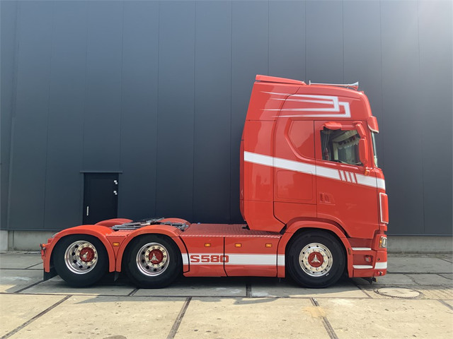 55580226-2.jpg