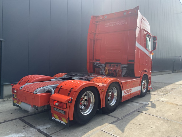 55580226-7.jpg