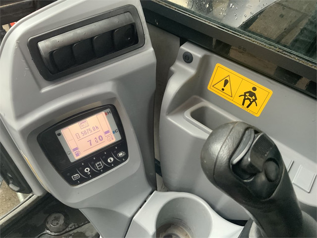 56050094-11.jpg