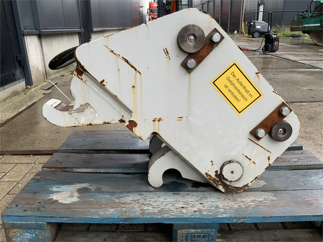 56088457-2.jpg
