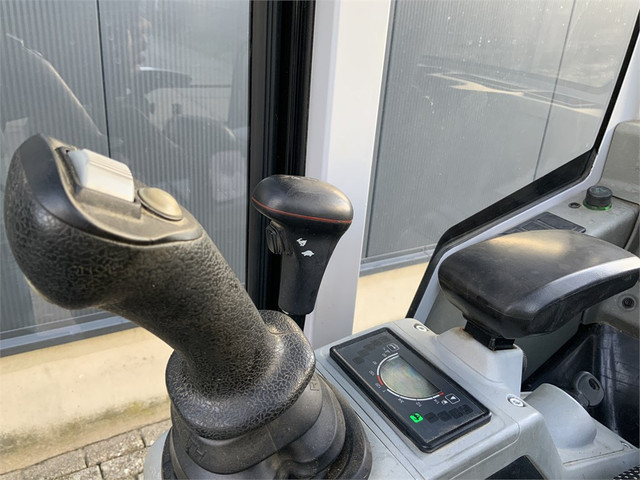 57442275-12.jpg